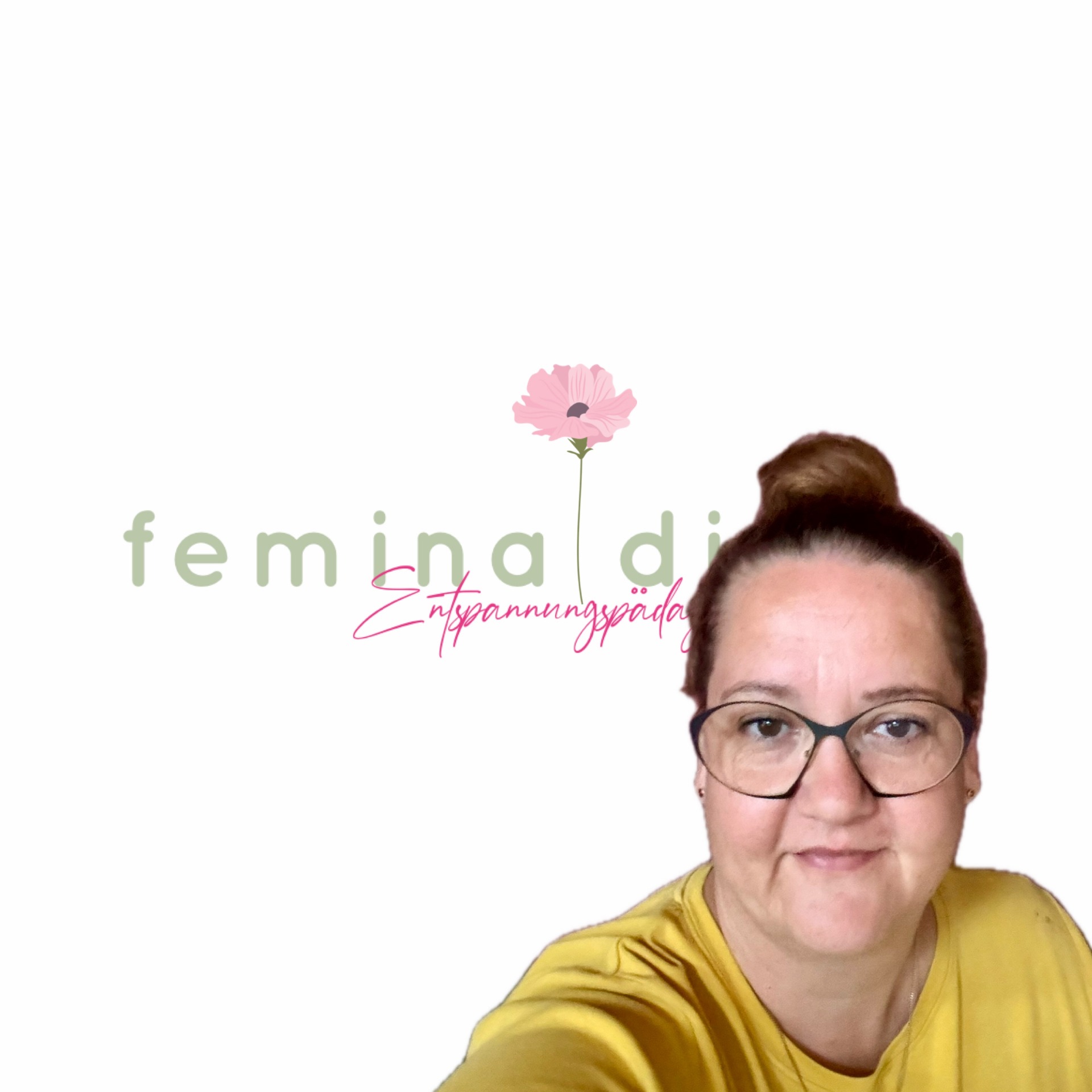 Porträt einer Frau mit Brille, Blumenkranz aus gelben und weißen Blüten im sonnigen Wiesenhintergrund.